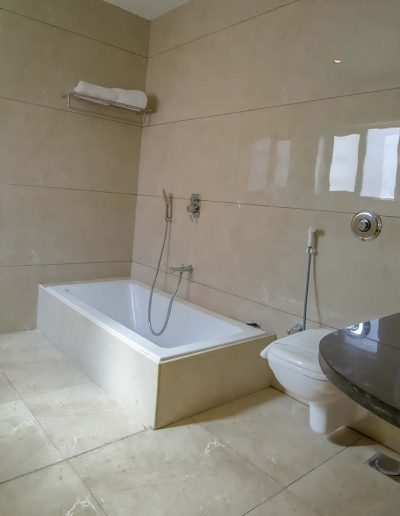 Resort in Mount Abu with Bathtub